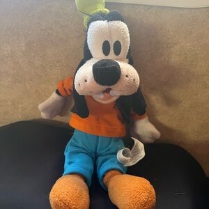 Disney Store Exclusive Goofy 9” Plush Toy